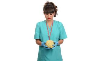 femmina medico Tenere un' umano cervello modello contro bianca sfondo foto
