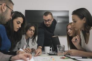 esecutivo capo parlando per contento diverso dipendenti gruppo a aziendale ufficio riunione, foto