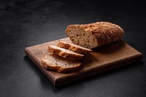 delizioso croccante pane con cereali tagliare in fette su un' di legno taglio tavola foto