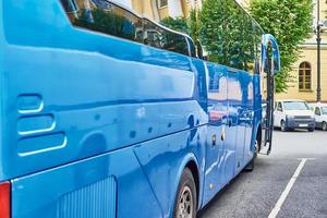 blu turista autobus nel città strada. turismo e viaggio concetto foto