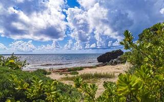 paesaggio marino naturale vista panoramica rovine di tulum sito maya tempio messico. foto