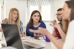 attività commerciale donna spiegando attività commerciale questioni per sua squadra nel un' sala del consiglio foto