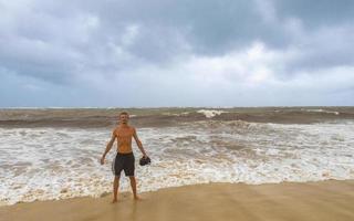 uomo è su su spiaggia durante uragano e gode Messico. foto