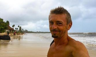 uomo è su su spiaggia durante uragano e gode Messico. foto