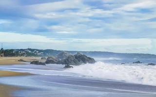 grande surfer onde snd rocce a spiaggia puerto escondido Messico. foto