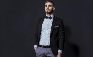 elegante giovane uomo bello. ritratto in studio moda. foto