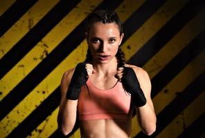 mma donna combattente difficile pulcino pugile punch posa bella esercizio formazione attraversare in forma atleta foto