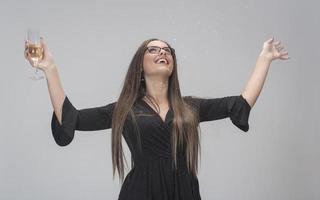 bellissimo donna festeggiare nuovo anno con coriandoli e Champagne foto