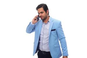 arabo uomo d'affari parlando su il suo cellulare e Tenere lavoro d'ufficio su clipboard. isolato su bianca foto