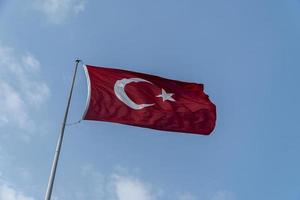 bandiera turca sullo sfondo del cielo blu foto
