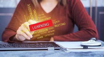 e-learning formazione scolastica concetto in linea apprendimento con webinar, video tutorial, Internet Lezioni foto