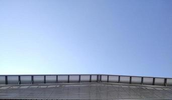 alto acciaio tetto, blu cielo, civile ingegneria foto