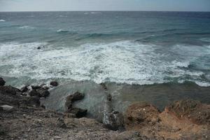 vulcanico geologico corroso strati, faro de punta Giandia, fuerteventura, canarino isole, Spagna. foto