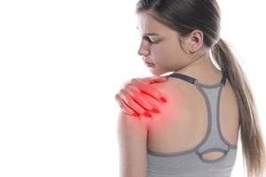 donna con spalla dolore.acuto infiammazione nel un' donna spalla. concetto foto con leggere individuare indicando Posizione di il dolore.