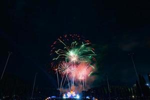 bellissimo fuoco d'artificio notte scena. foto