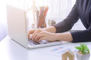 un' giovane attività commerciale donna utilizzando il computer portatile computer. foto