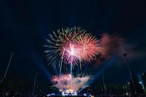 bellissimo fuoco d'artificio notte scena. foto