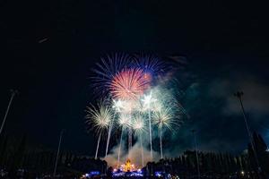 bellissimo fuoco d'artificio notte scena. foto