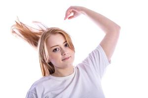 bellissimo ragazza Tenere sua capelli nel mano foto