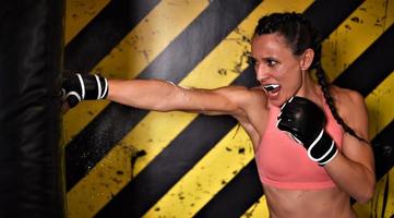 mma donna combattente difficile pulcino pugile punch posa bella esercizio formazione attraversare in forma atleta foto