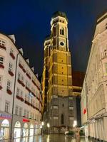 Chiesa di nostro signora nel Monaco a notte, Baviera, Germania foto