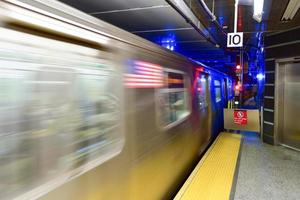 nuovo York città - febbraio 11, 2017 - q treno passaggio attraverso il 72° strada metropolitana stazione su secondo viale nel nuovo York città, nuovo york. foto