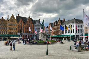 Bruges, Belgio - Maggio 12, 2017 - famoso vecchio colorato edifici a mercato piazza nel Bruges, Belgio. popolare fiammingo città con quasi intatto medievale architettura. foto