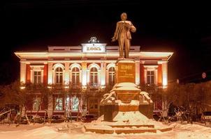 monumento per lenin nel vladimir, Russia adiacente per il banca, 2022 foto