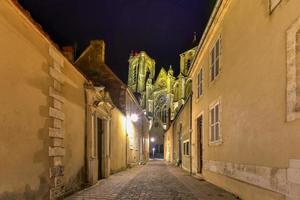 borghesi Cattedrale, romano cattolico Chiesa collocato nel borghesi, Francia a notte. esso è dedito per santo Stefano e è il posto a sedere di il arcivescovo di bourges. foto