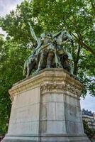 statua di Carlo Magno e il suo vassallo a il ile de la citare a Parigi, Francia foto