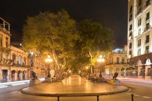 il largo viale paseo del prado nel l'Avana, Cuba a notte. foto