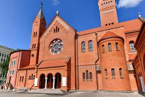 rosso Chiesa o Chiesa di santi simon e Elena a indipendenza piazza nel Minsk, bielorussia. foto