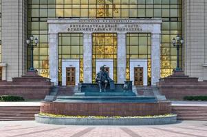 monumento per ii shuvalov per davanti di il storia Museo di il Mosca stato Università nel Mosca, Russia, 2022 foto