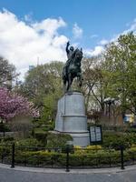 equestre statua di generale Giorgio Washington lungo il Sud lato di unione piazza nel nuovo York città. foto