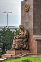 indipendenza monumento e il benedetto madre a il indipendenza piazza nel Tashkent, Uzbekistan, 2022 foto