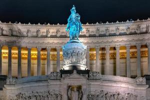 il monumento per vincitore emanuele ii. altare di il patria. piazza venezia nel Roma, Italia a notte. foto