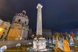 traiano colonna illuminato a notte nel Roma, Italia. foto