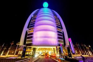 dubai, Emirati Arabi Uniti - novembre 25, 2012 - Visualizza di il lusso spiaggia di dubai e burj al-arabo, nel Dubai, Emirati Arabi Uniti. il bur è il maggior parte esclusivo Hotel di il mondo, e Sette stella nel dubai. foto