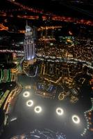 aereo Visualizza di il orizzonte nel dubai, unito arabo Emirates a notte foto
