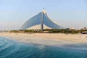 dubai, Emirati Arabi Uniti - novembre 25, 2012 - jumeirah spiaggia Hotel nel dubai. Questo a forma di onda Hotel complementi il a forma di vela burj al arabo, quale è adiacente per il jumeirah spiaggia Hotel. foto