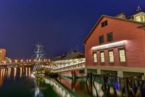 il boston tè festa Museo, nel boston porto nel Massachusetts, Stati Uniti d'America con suo mescolare di moderno e storico architettura a notte.