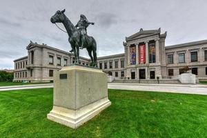 boston, Massachusetts - settembre 5, 2016 - boston Museo di bene arte facciata con il appello per il grande spirito monumento. il Museo di bene arti è il il quarto maggiore Museo nel il unito stati. foto