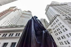 federale sala con Washington statua a partire dal dietro a su parete strada nel Manhattan, nuovo York città. Posizione dove Giorgio Washington ha preso il giuramento di ufficio come primo Presidente. foto