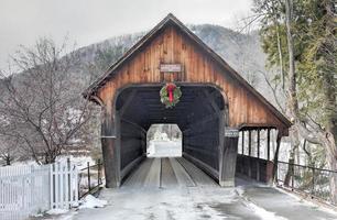 mezzo coperto ponte nel bosco, Vermont. foto