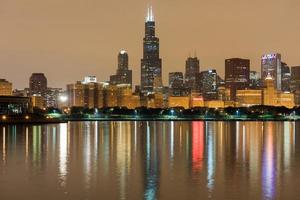 skyline di Chicago di notte foto