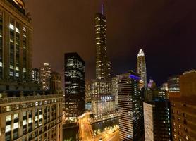 skyline di Chicago di notte foto