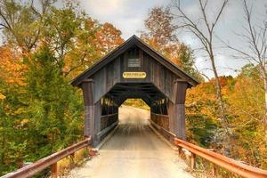 rurale Vermont coperto ponte di il nome di oro ruscello nel stivare, Vermont, Stati Uniti d'America foto