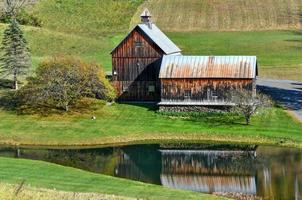 prospiciente un' tranquillo, calmo nuovo Inghilterra azienda agricola nel il autunno, bosco, Vermont, Stati Uniti d'America foto