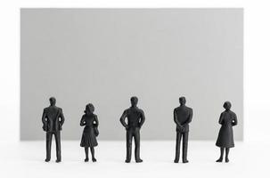 gruppo di persone figurine guardare a un' vuoto cartello. modello. copia spazio foto