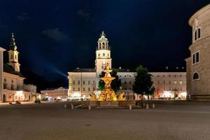 Visualizza di il bianca edificio di il Museo di salisburgo situato nel il nuova residenz edificio e il residenzbrunnen Fontana su il residenzplatz. foto